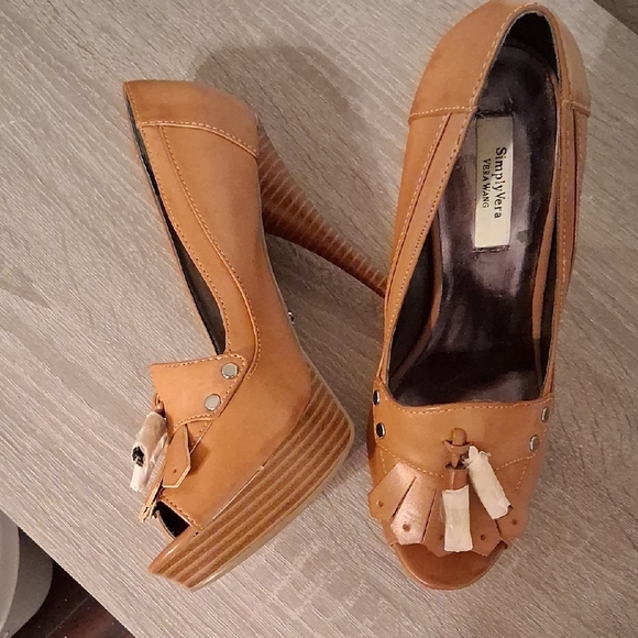 Simply Vera Vera Wang Tan Peep Toe Heels - Picture 2 of 11